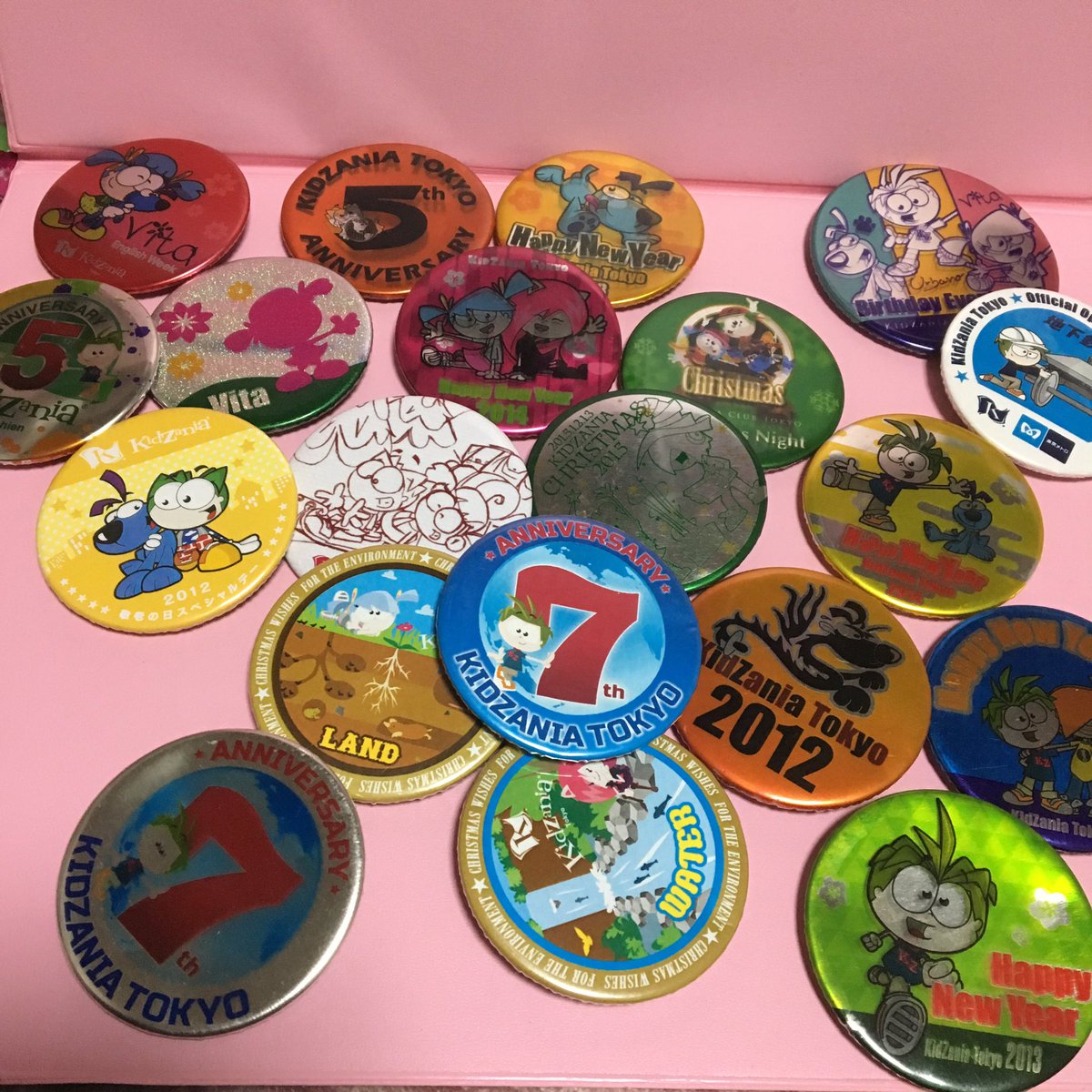 キッザニアで集めた缶バッジ達😆❗️ 数えた事ないけど、何個あるかな