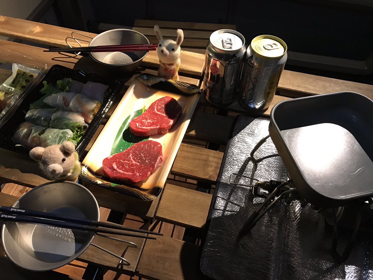 outdoor_puppet's tweet photo. ベランダをウッドテラス化。
定番IKEAコーディネイトです。
で、やっぱり出たくなるので、
ベランダで晩ゴハンを。
この寒い中。
うむ、アウトドア感はある。
肉焼いてゴハン食べますよの図。 https://t.co/LOtvvz2ivZ