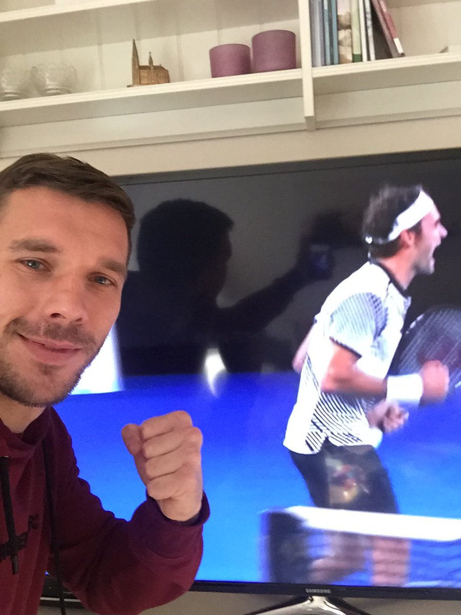 Podolski10's tweet photo. Yes @rogerfederer 🎾🏆 #FedererNadal #AusOpen2017 #Roger https://t.co/wusVR9yzxz