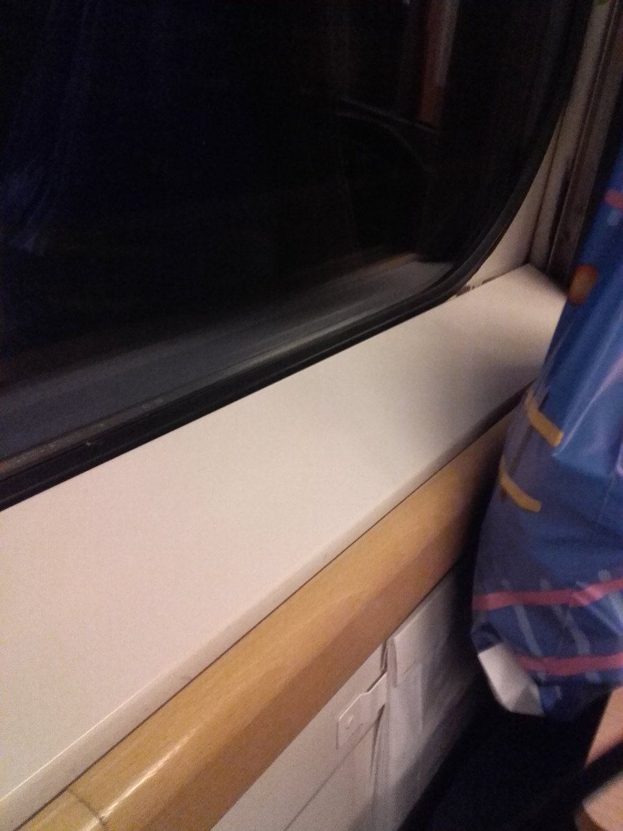 På tågfabriken: 
- Den här ytan är perfekt att lägga upp armen på.
- Ja.
- Kan vi göra den mer hal och med lite lutning på?