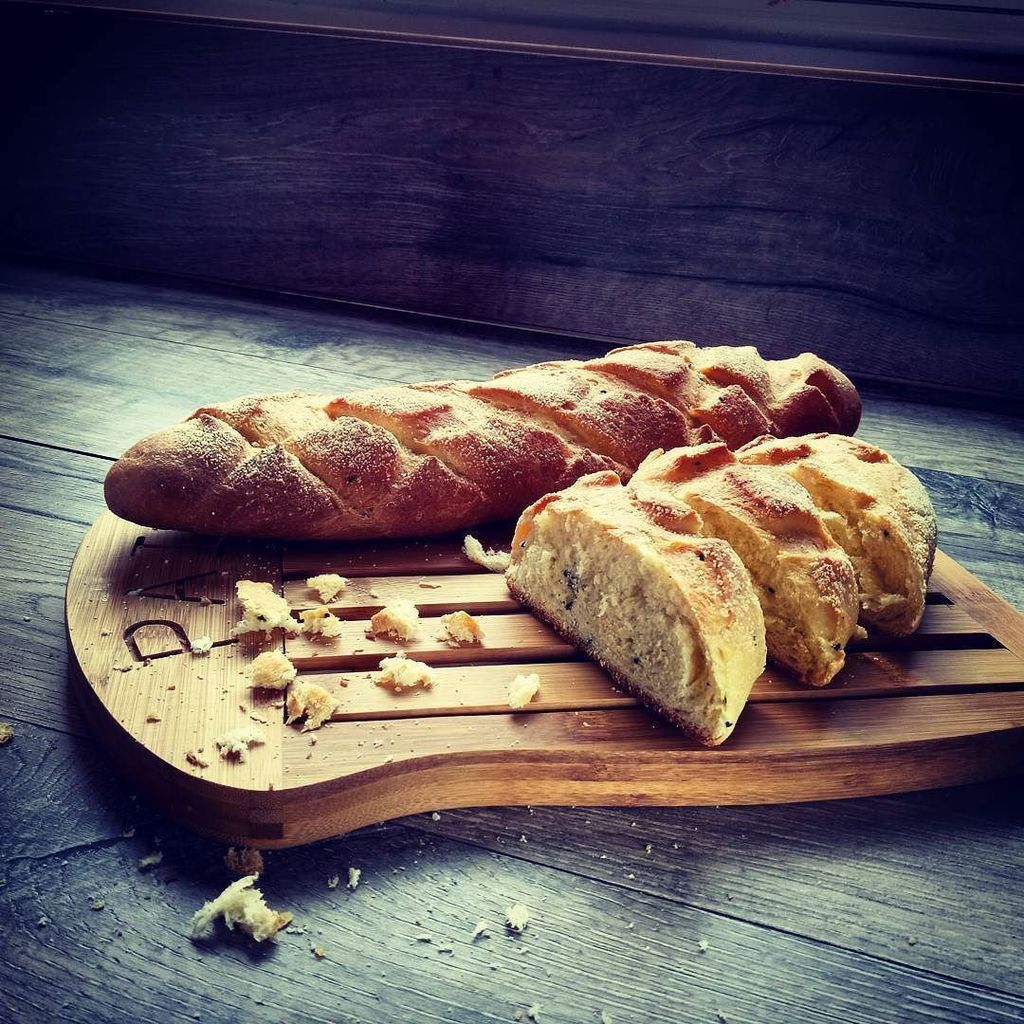 tergeek's tweet photo. #bread #Khobz #MobilePhotography #OppoF1Plus https://t.co/UZ0pDudCw8 https://t.co/hsiJWQByHk