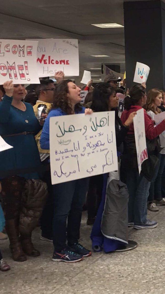 SAakhbar24's tweet photo. 🛑 عاجل:
القضاء الأمريكي يعطل قرار #ترامب ضد المسلمين، ومظاهرات تكتسح أمريكا ترحب بالإسلام الذي وصفه #عادل_الطريفي بالإرهاب.
#ترمب
@NewsMoci https://t.co/UimBfgfVUq