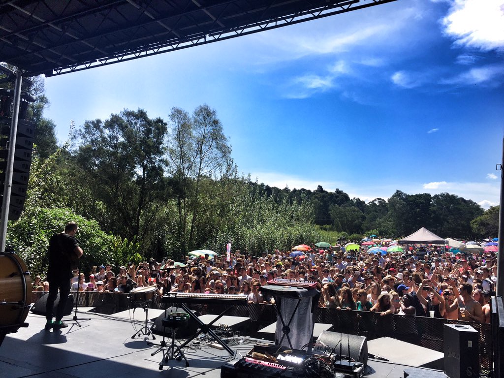 MrSakitumi's tweet photo. Weather in Jozi is perfectβοΈ@MatthewJMole on stage at the mo. The Loops Squad on after. #JHB #LargeOnTheLawn #loopstour #mrsakitumionthemove https://t.co/fzU43eKdK9