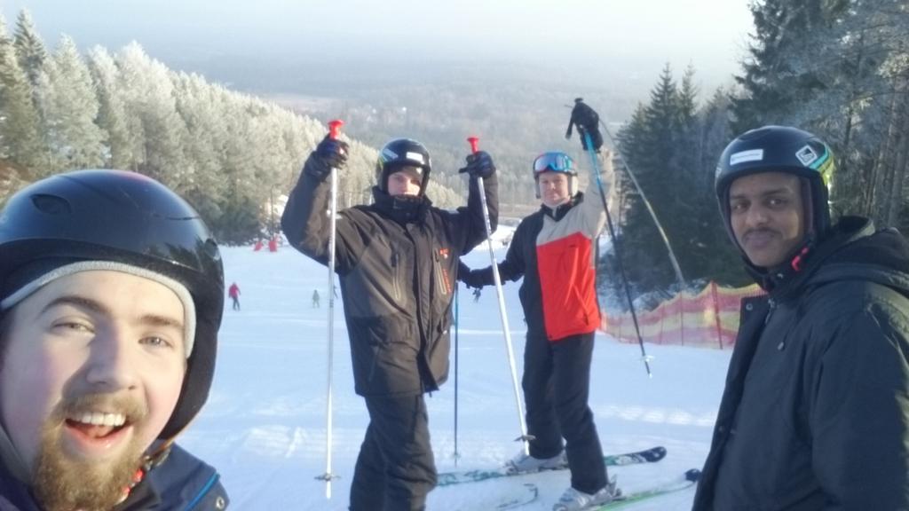 SimonFalk's tweet photo. Igår så åkte vi till Ulricehamn för att åka lite utför. Första gången för mig och Henos. Det var roligt men svårt. https://t.co/OS3jpnNcB3