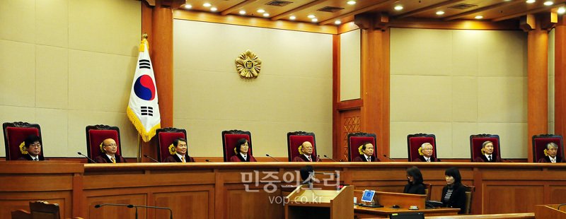 나경원의 꼼수

박한철 헌재소장이 1월말 퇴진하면 재판관의 임명권을 황 총리에게 주어야 한다고 했는데,
속셈은
극보수인사를 임명하여 헌법재판관들을 보수 진보 양 진영으로 만들어 헌정유린, 국정농단이 핵심인 탄핵 본질을 호도하려는 꼼수다
무한알티를! !