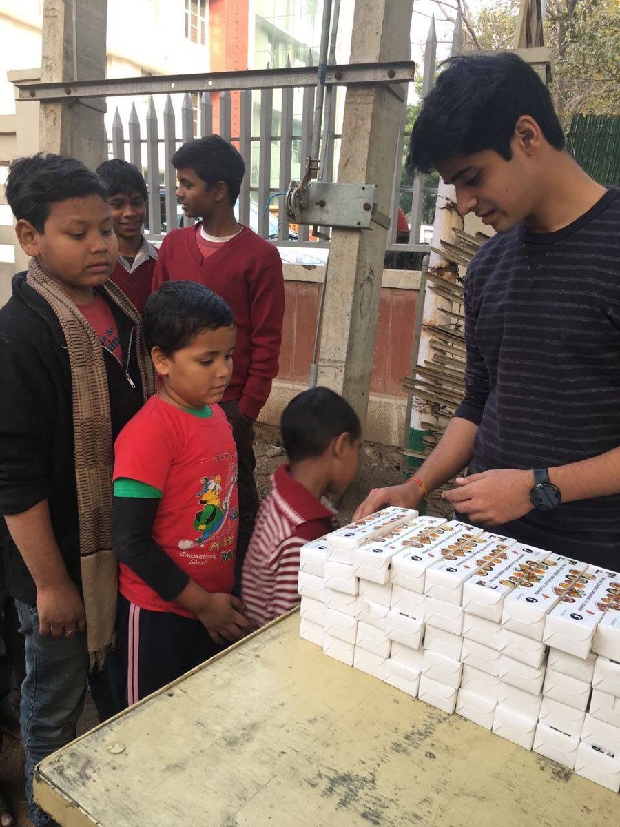 feedonmovement's tweet photo. We distributed 250 meals from Faasos and InnerChef to children at the Hanuman Mandir! #FeedOn #social #service #community #spread #happiness https://t.co/GUhow2sAFP