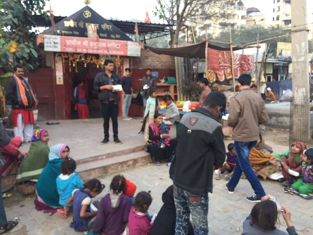 feedonmovement's tweet photo. We distributed 250 meals from Faasos and InnerChef to children at the Hanuman Mandir! #FeedOn #social #service #community #spread #happiness https://t.co/GUhow2sAFP