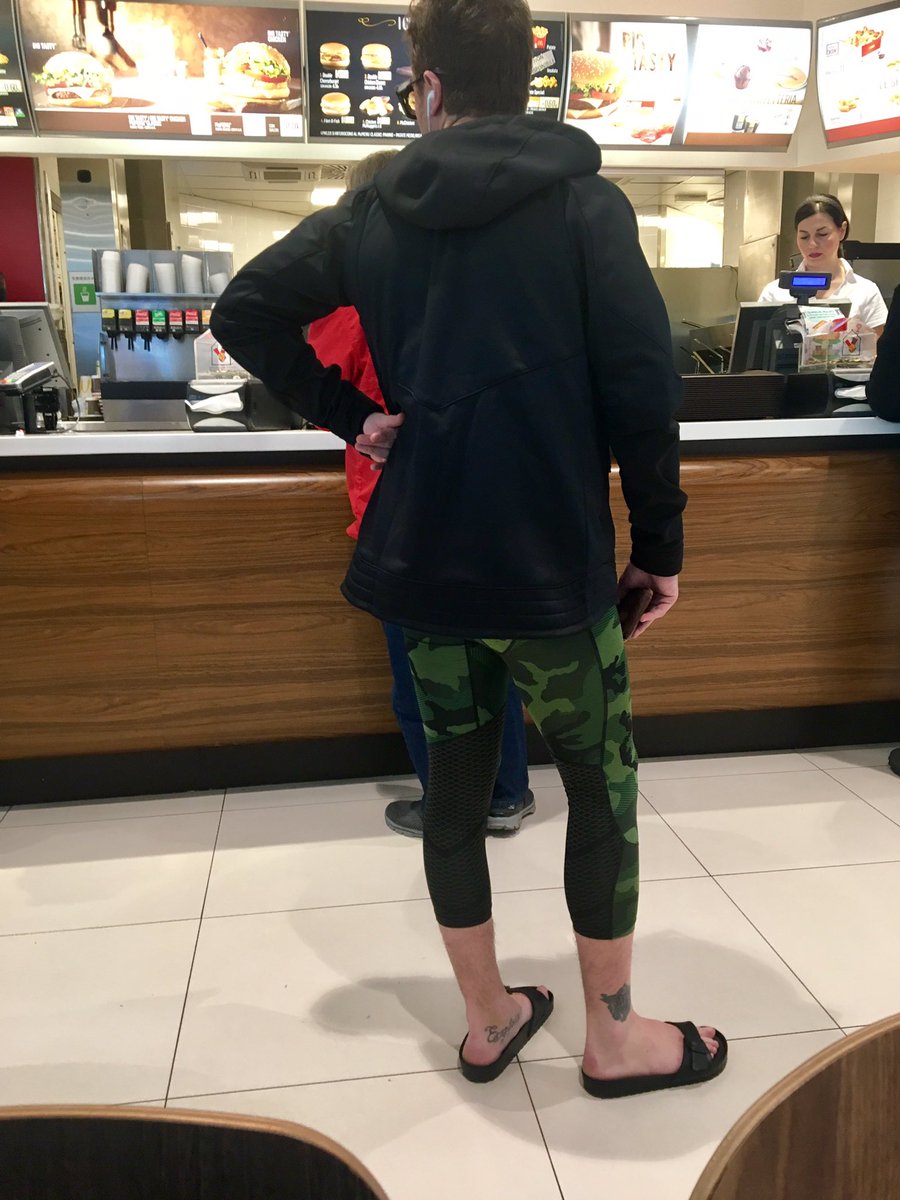 iamcais's tweet photo. Vy se smějete teenagerům s holými kotníky, ale tenhle Ital to vytáhl o dva levely výš. #modnipeklo https://t.co/6U0M0WUTAy