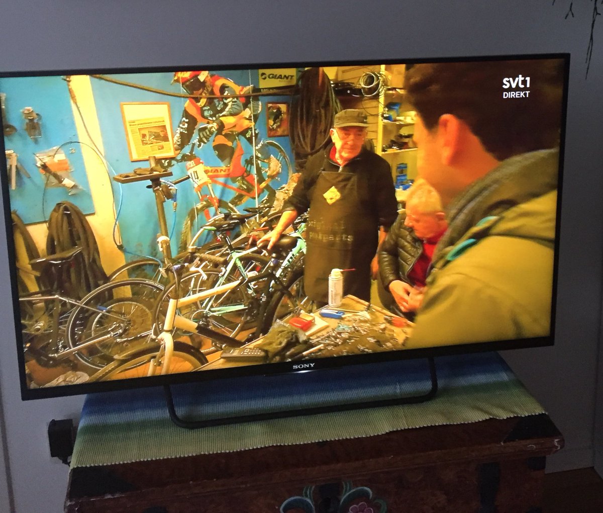 elneiman's tweet photo. Äntligen Foad, en suverän cykelfixare i Skarpnäck, i #vinterstudion #stephans-klassiker Heja Stephan! Heja #skarpnäck #svtsport https://t.co/knn2VV4SjO