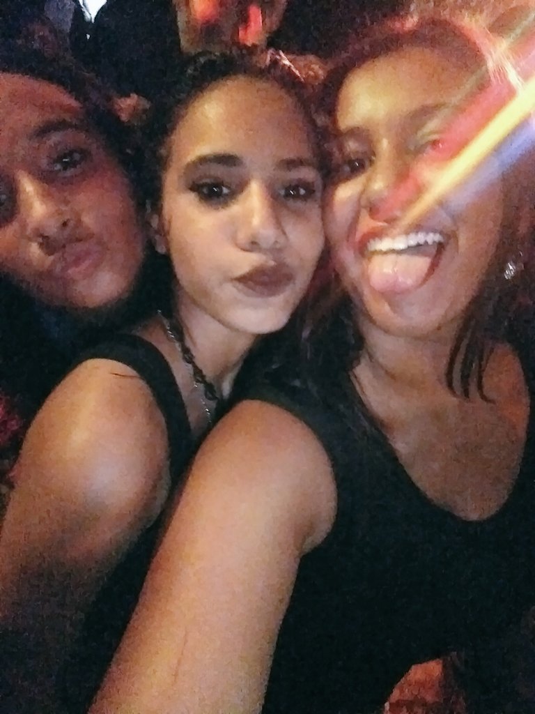 MeriellyBruna's tweet photo. Vai ter foto o dia todo simmmmmm!💗
#resenha #aliadas #americansexy @Taay_Vieira62 @MilenaC08680310 https://t.co/UC8WFM4IYj