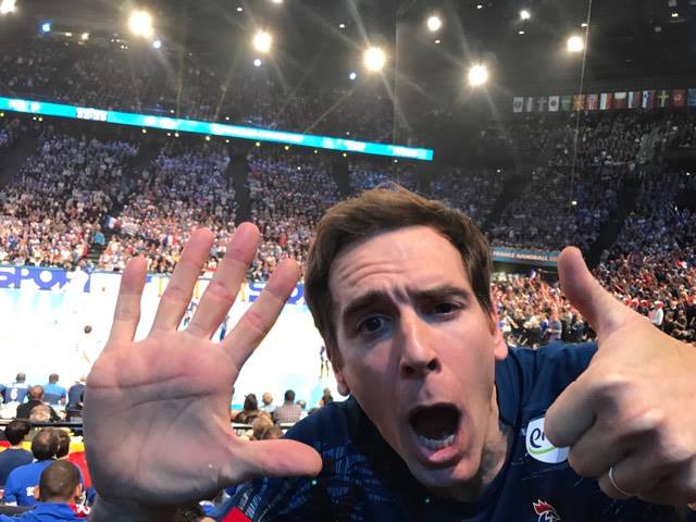 renault_fr's tweet photo. C'EST FAIT, BRAVO @FRAHandball !!! ⭐️⭐️⭐️⭐️⭐️⭐️ https://t.co/0RzjTHLWSh
