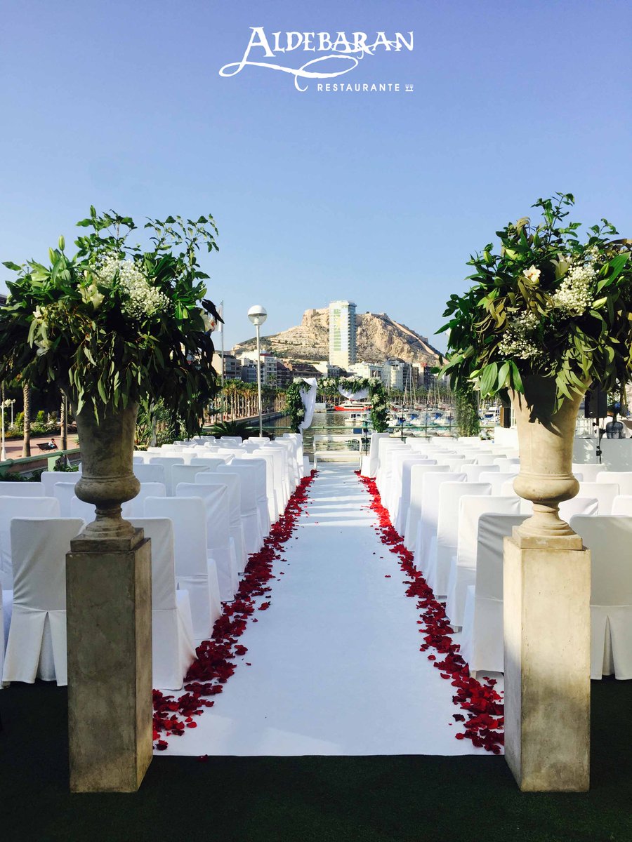 💍¿Os imagináis dando vuestro 'sí, quiero' con estas vistas? 💙
Aquí toda la info sobre nuestros #menús de #boda ➡️ maestral.es/noticias/menu-…