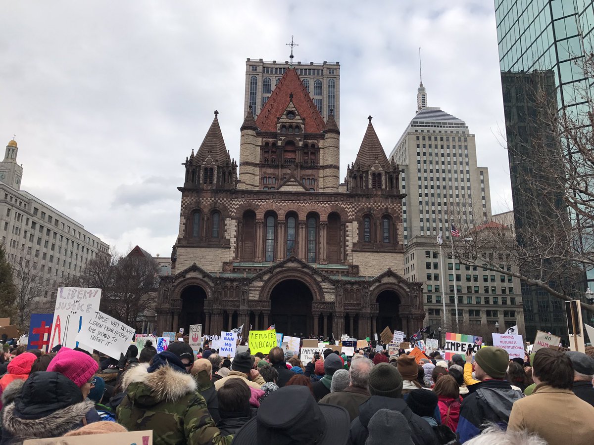 "No hate. No fear. Immigrants are welcome here." #NoBanNoWall #nomuslimban #MuslimBanprotest 🇺🇸