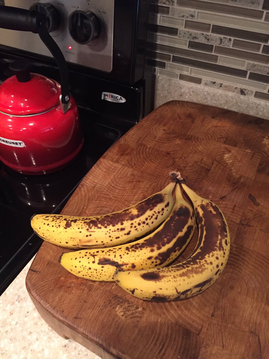 annakkoch's tweet photo. I made banana choc chip muffins one wk with overripe bananas.. now, ironically, 3 bananas get overripe. Every. Single. Week. @JKoch_28 https://t.co/R4164zDl8R