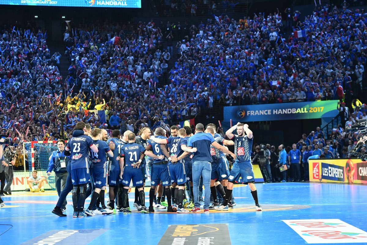 lequipe's tweet photo. 🔵⚪️🔴 La joie communicative des Bleus au coup de sifflet final https://t.co/8olizcW4aZ https://t.co/H5FoDxUsIB