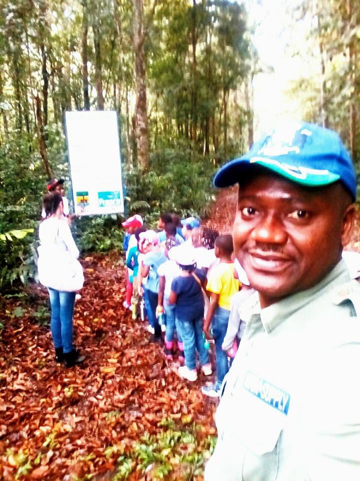 HNgayis's tweet photo. La forêt nous révèle notre nature humaine. #ExcursionScolaire #AccompagnementParental. #Arboretum #Raponda_Walker #Parc #BoisDesGéant #Gabon https://t.co/CTZ6lOZc5S