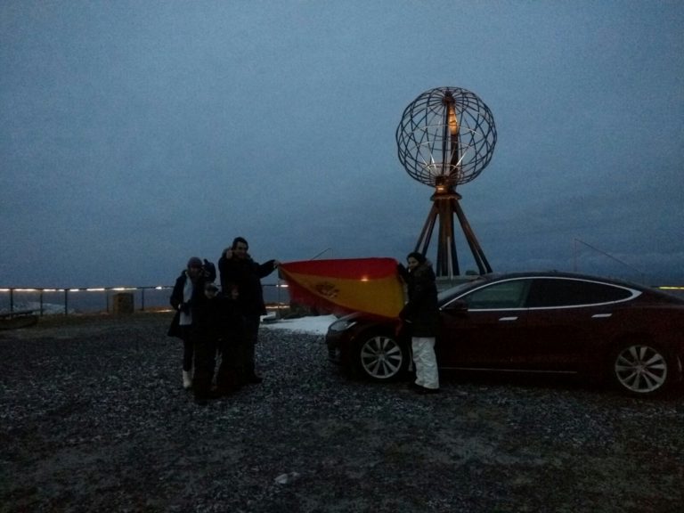 ClubTeslaES's tweet photo. Entrevista a Alan Fuertes, el español que llegó desde Madrid a Nordkapp con un #ModelS. ¡Conozcamos su aventura! https://t.co/IBfzQ52g0y https://t.co/beVoAC7YUX