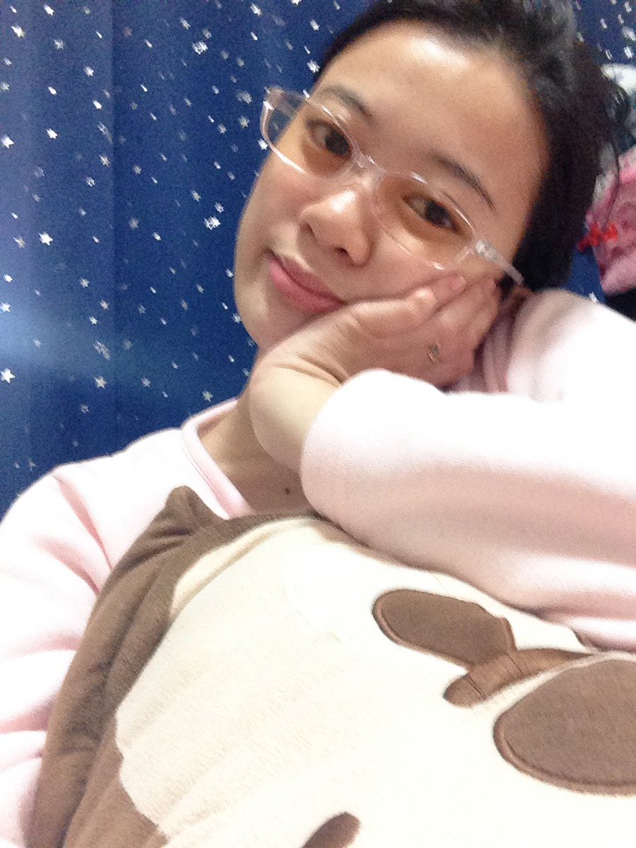 myeriheart's tweet image. #readingmode pero nag selfie. meh. kbye