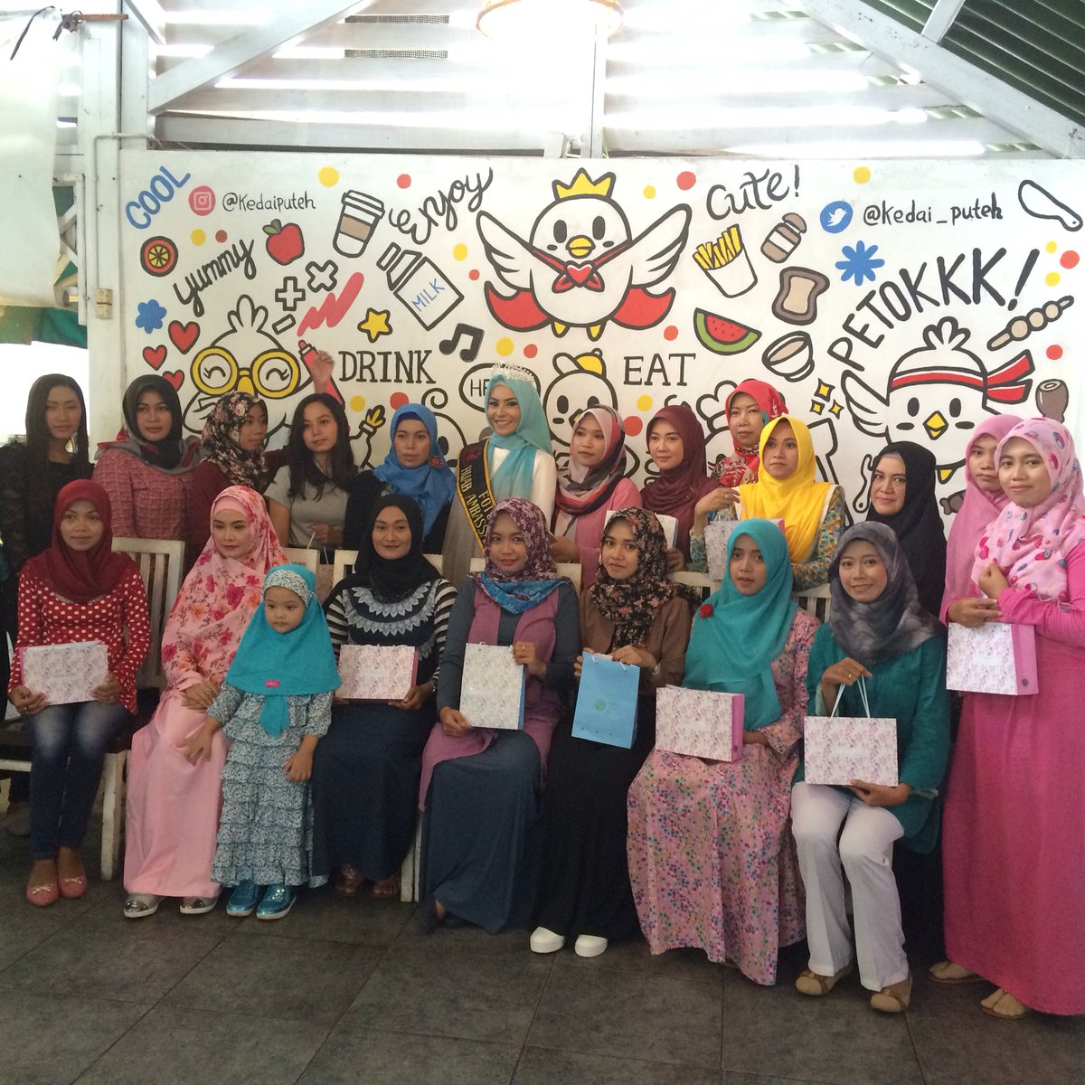 LynaWardhaniiii's tweet photo. Oleh2 hari ini 😀 https://t.co/k1VaZtB6X5