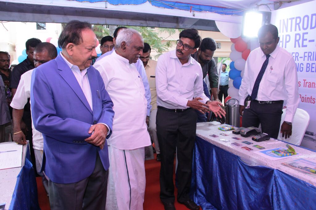 HPCL's tweet photo. HPCL stall at #DigiDhanAbhiyan Mela @Kanyakumari visited by Hon. Min Science &amp; Tech., Hon Min Highwys &amp; Shppng, DC Kanyakumari #LessCashLess https://t.co/B3EjrnypIN