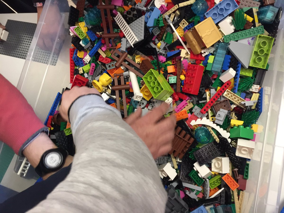 ritaglidiclasse's tweet photo. Una sola richiesta apre infinite possibilità.W le differenze!#LegoSeriousPlay @CStajano @fmdigitale @tizianaferrando https://t.co/jSjenzdbKI