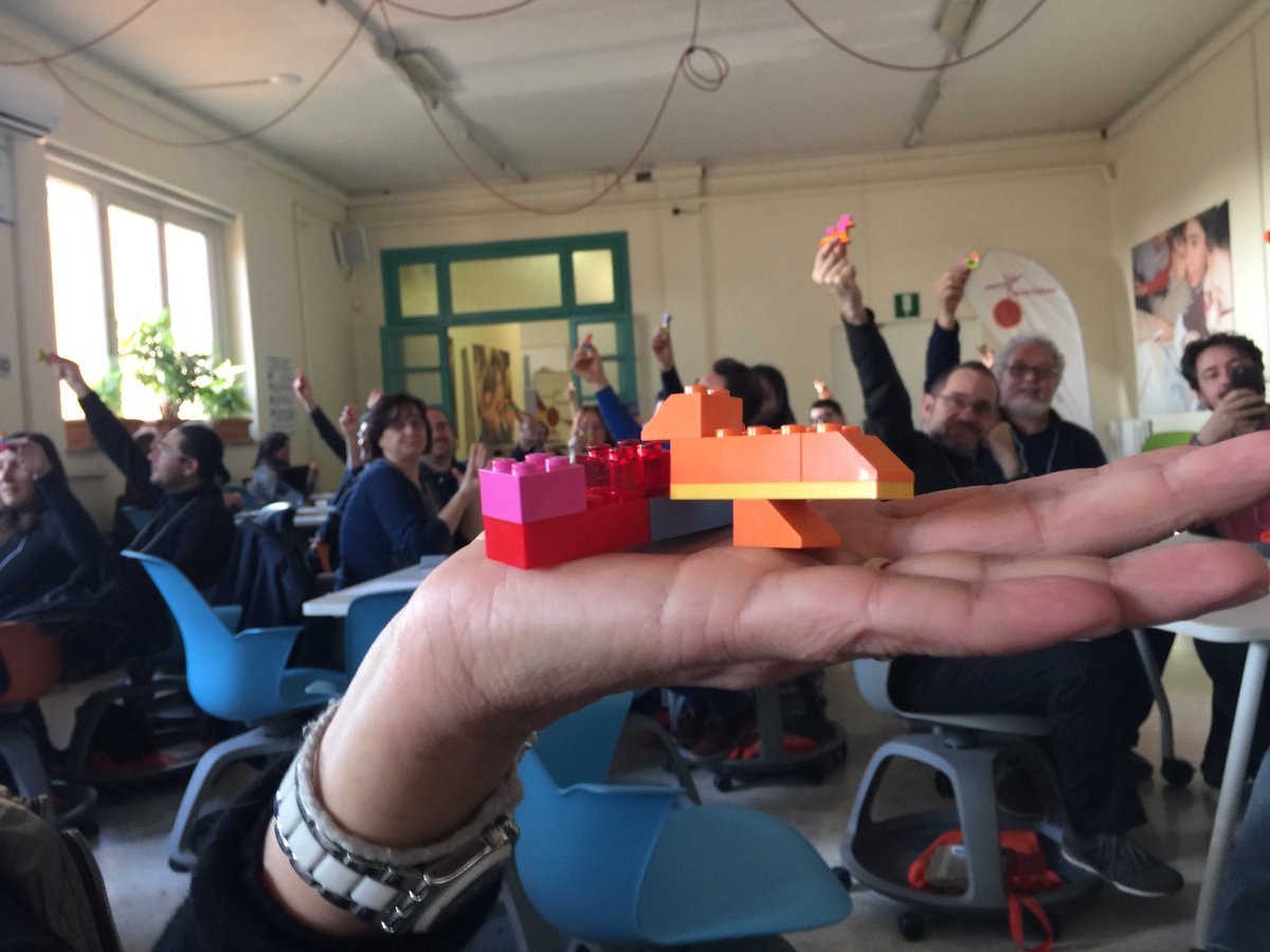 ritaglidiclasse's tweet photo. Una sola richiesta apre infinite possibilità.W le differenze!#LegoSeriousPlay @CStajano @fmdigitale @tizianaferrando https://t.co/jSjenzdbKI