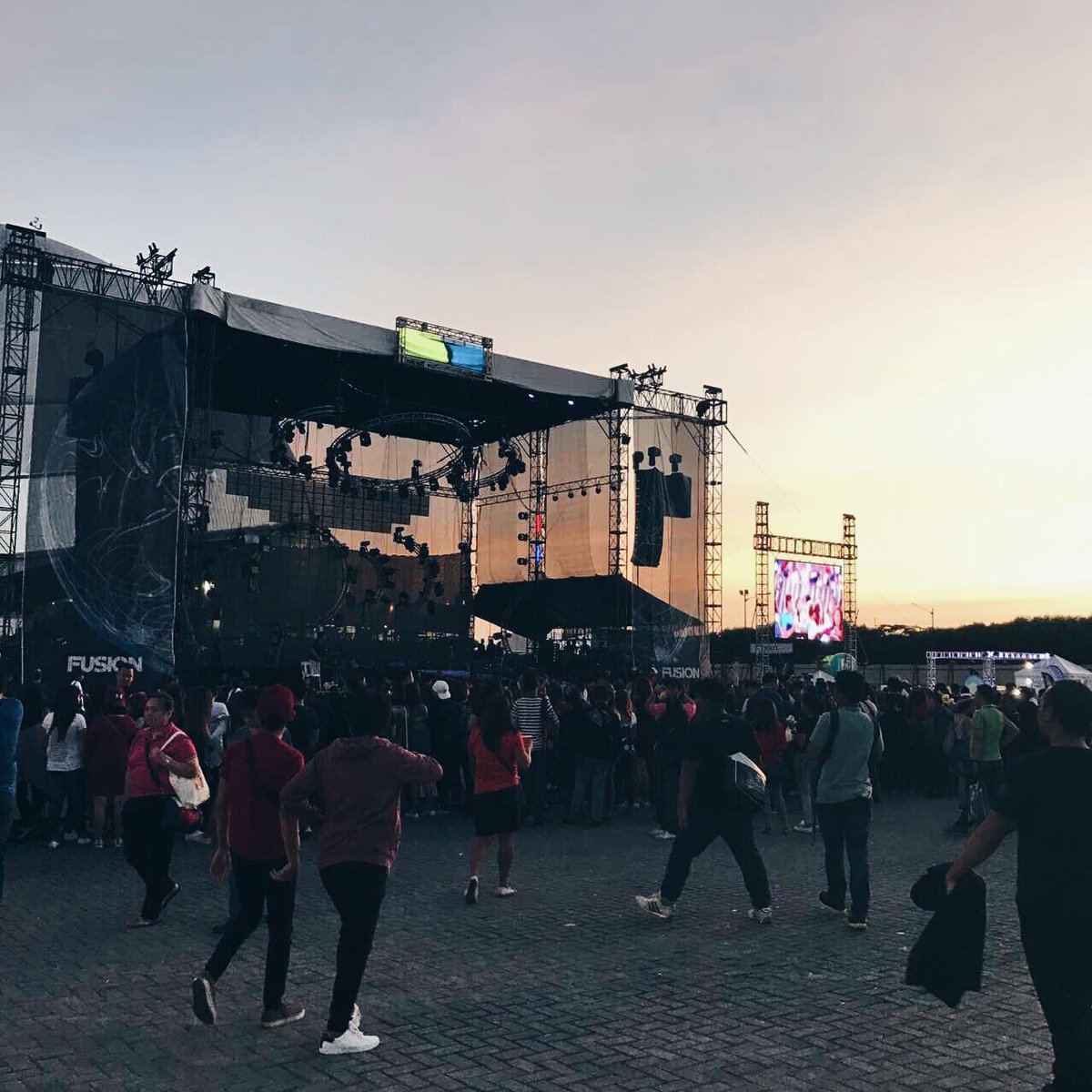 sanbernnn's tweet photo. More pics last Friday night.
It was really an epic concert 👌🏼
Looking forward again for next year!!!
#fusion2017 #FusionForward2017 https://t.co/nw0cU4PNpT
