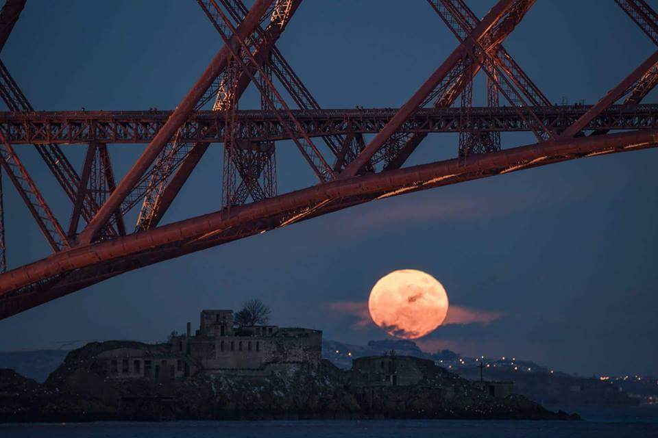 NeilDrysdale's tweet photo. Wow! This stunning shot of the Forth Bridge and Inchgarvie Island was captured by Douglas Mackay! https://t.co/sYvys8tSMj