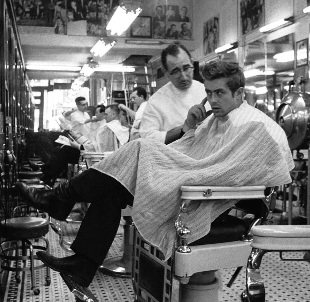 CoolHuntingNews's tweet photo. Making sure it's perfect... New York '55 #JamesDean #people #artphotography #style #CoolHunting #TimelessCool https://t.co/8WM5ed44mo