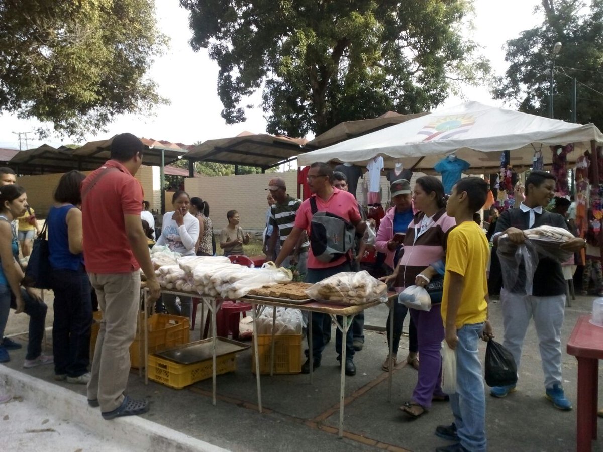 franenogueira's tweet photo. Nuestros panaderos y panaderas artesanales en el Mercado Soberano del sabado 28 enero. Alimentos al pueblo a precios justos @JULIOLEONYARA https://t.co/wHyhoZytSd
