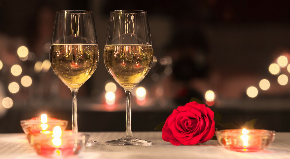 weekendesk_nl's tweet photo. Een diner, wellness, cava en de sfeer... #Valentijnsdag is ideaal om even je relatie te vieren! 😘 https://t.co/K3pKX0iIxM https://t.co/Kl0Zi1Rcnh