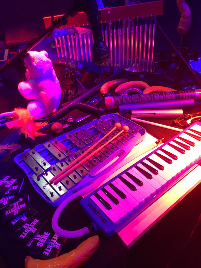 BeraRtificielle's tweet photo. En place au @LeFerrailleur #Nantes pour l'ultime show de @andyetnicky 🥁🎹🎤🎇 https://t.co/3PntdsauAt