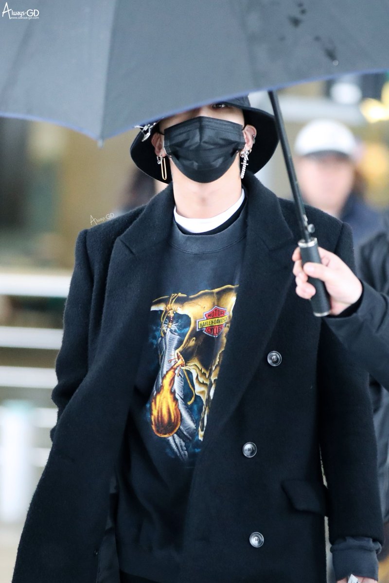 always_gd's tweet photo. 17.01.29 🇫🇷 >> 🇰🇷

G의 유혹... 공항에서 영화 한편!📽
bgm : 비오는 날의 수채화

#GD #지디 #GDRAGON #지드래곤
#AlwaysGD https://t.co/JUPebvevzJ
