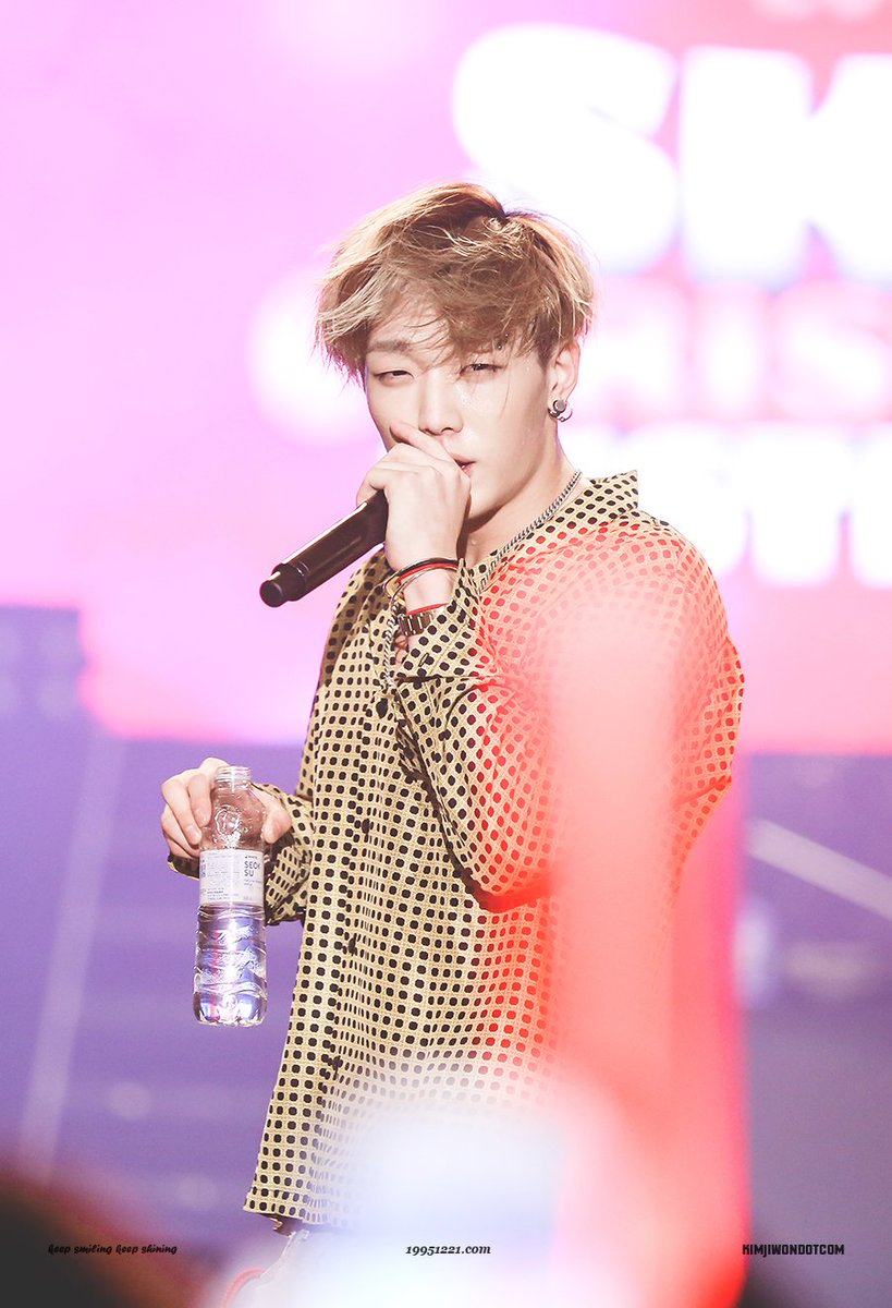 161224 대구 HQ 03
#bobby #바비 #김지원닷컴

찌워니가 젤루 멋있오 ㅠ^ㅠ