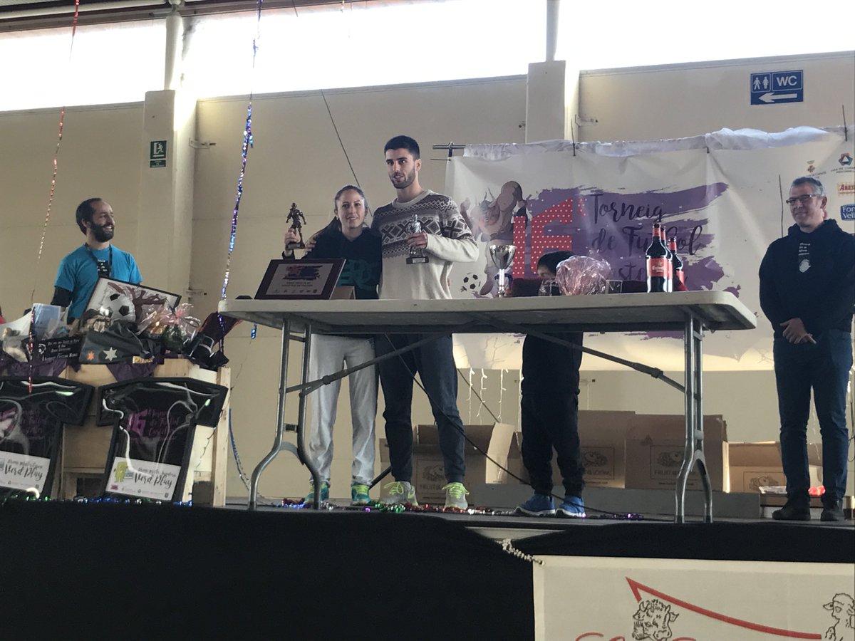 torneig2017's tweet photo. Enhorabona a l' @alba_obiols i al @xavivadell que s'han endut el premi com a màxim golejadors del #TorneigCornellà2017 https://t.co/DUxIU4cQ2G
