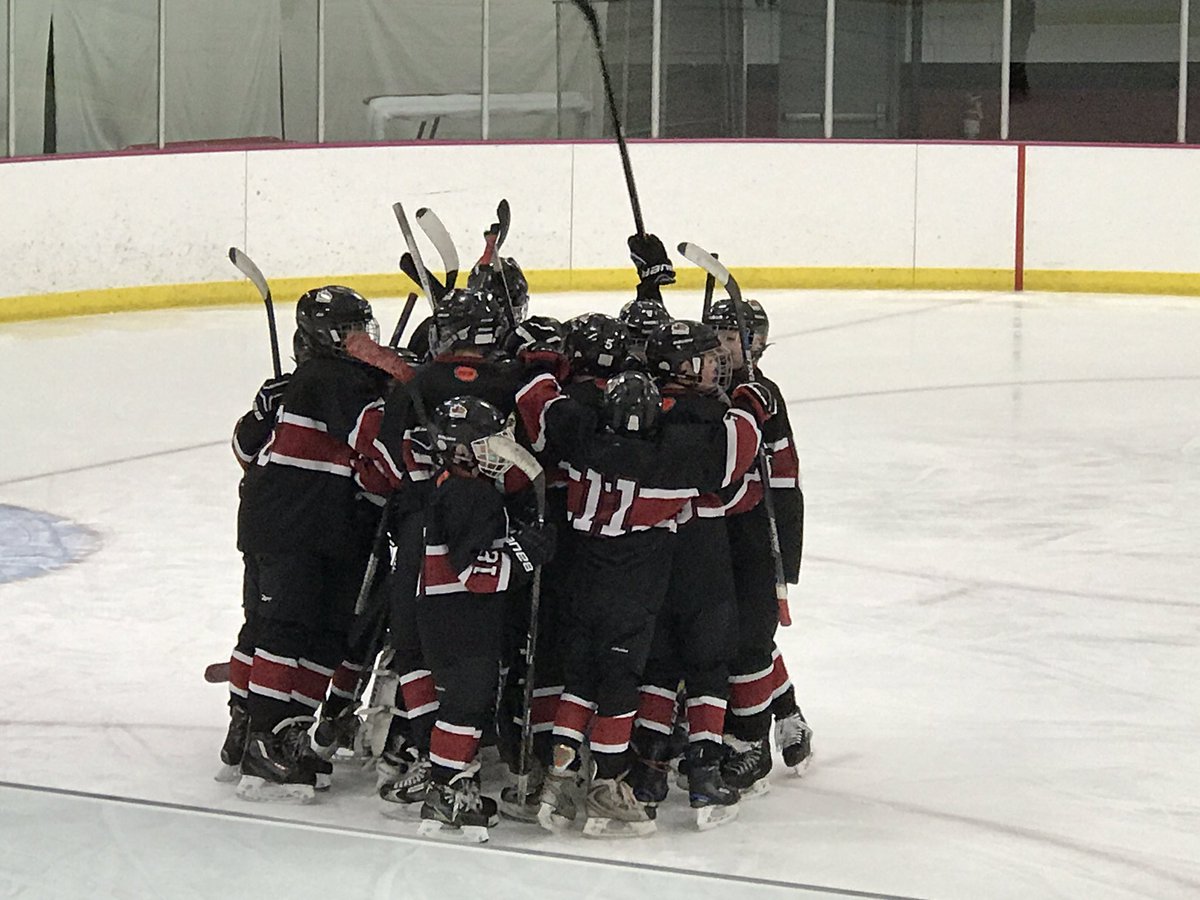 Mandysue555's tweet photo. @OMGHA2k PeeWee B2 Gold heading to the Chip in the Elk River tournament!!! https://t.co/krQMACjjVB