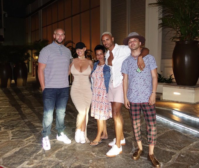 Family ❤️?? https://t.co/3aZ2ff5Of0