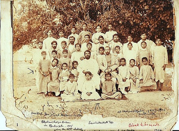 MeHimesh's tweet photo. 1903 - SantiNiketan Rabindranath Tagore with Brahmacharyashrama boys – #Santiniketan https://t.co/uMRUGlUICT