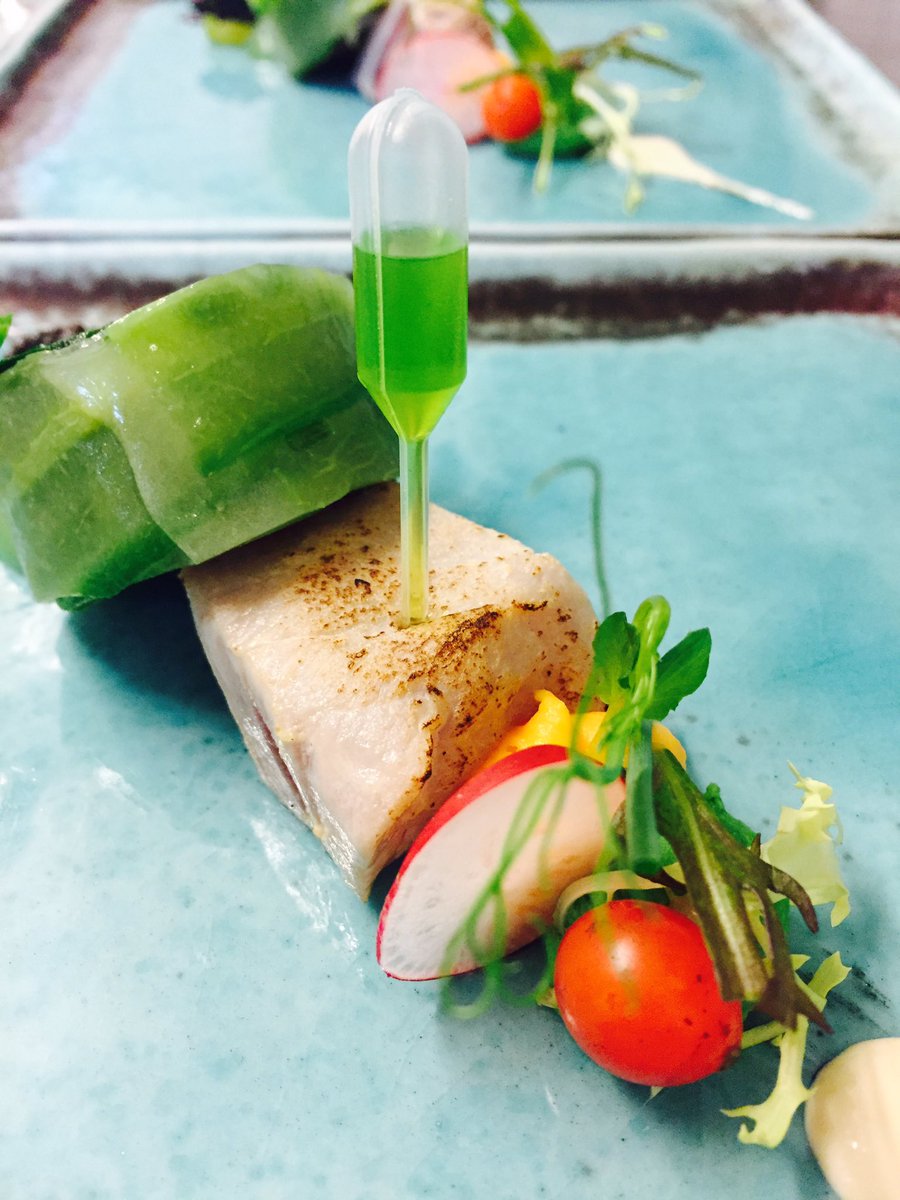 Makreel ingerold In komkommer. Gebrande tonijn en piccalilly schuim. Dat kan slechter op de zondag avond. #food