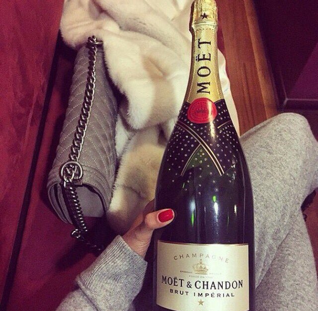 rio1104rio's tweet photo. 今日は休みだからシャンパンだよ〜🍾🥂🥂バイナリー興味ある人見に来てね💞💞https://t.co/5TCO1GpU3C
#シャンパン#モエ#キラキラ https://t.co/ClrNU6p4JI