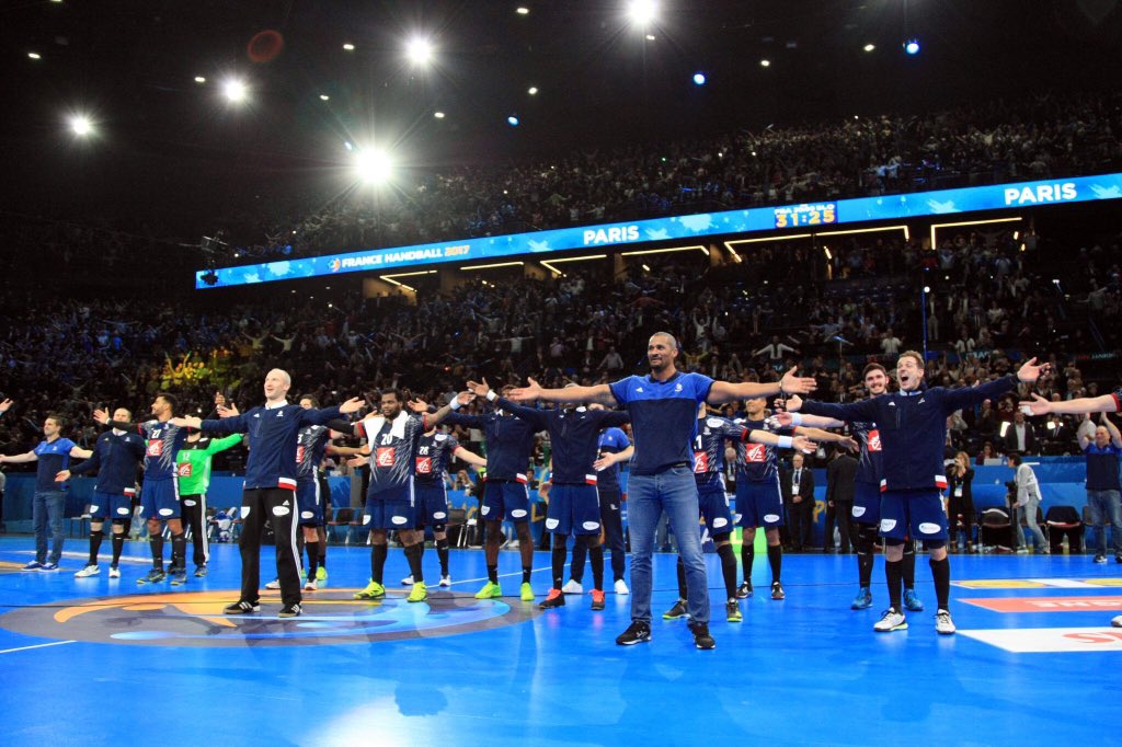 LyesHouhou's tweet photo. 🇫🇷 - 🇳🇴 C'EST PARTI ! @infosportplus #Handball2017 #FRANOR #Mondial2017 @MaelSeror @romain_favril @BrindelleFrdric https://t.co/94ljq5tQ0o