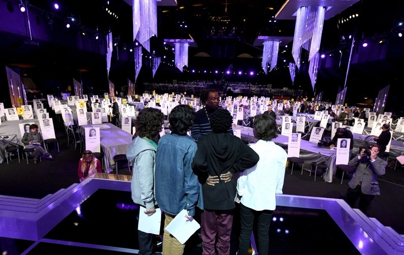 KarollinaOk's tweet photo. O cast de Stranger Things ontem (28), durante os ensaios para o SAG Awards. Eles irão anunciar uma categoria na noite de hoje. https://t.co/HoFp1kxrSs