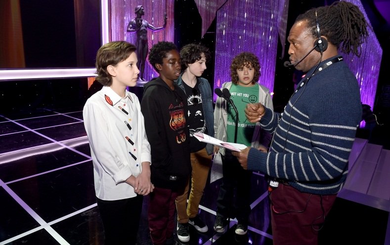 KarollinaOk's tweet photo. O cast de Stranger Things ontem (28), durante os ensaios para o SAG Awards. Eles irão anunciar uma categoria na noite de hoje. https://t.co/HoFp1kxrSs