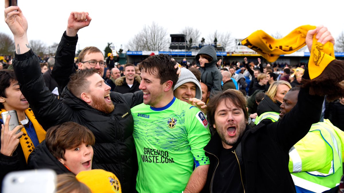 EmiratesFACup's tweet photo. Scenes! 🍾 

#emiratesfacup https://t.co/jiCR4vfqLd