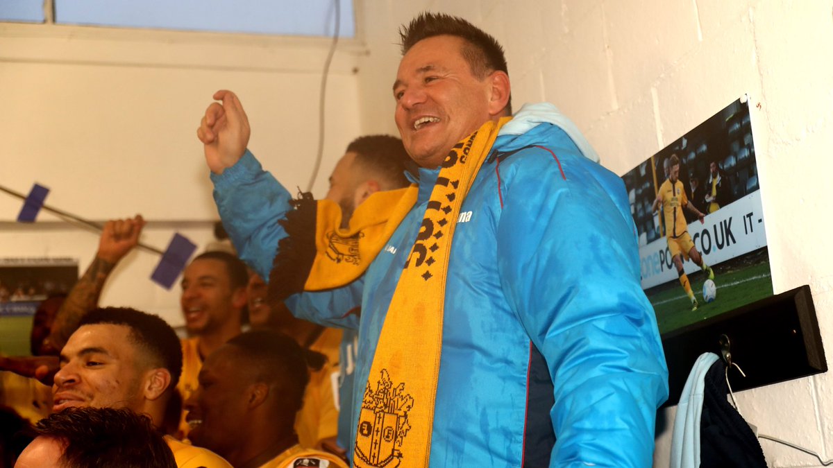 EmiratesFACup's tweet photo. Scenes! 🍾 

#emiratesfacup https://t.co/jiCR4vfqLd