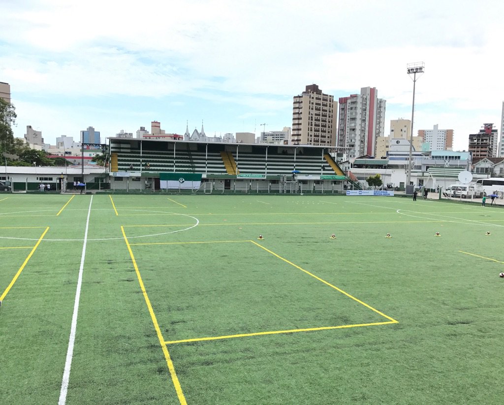 cacamartan's tweet photo. Chegamos ao Estádio do Barroso... Às cinco  a bola rola para Barroso x JEC com cobertura da Equipe Medalha de Ouro da Rádio Cultura https://t.co/bFdYAdFrVa