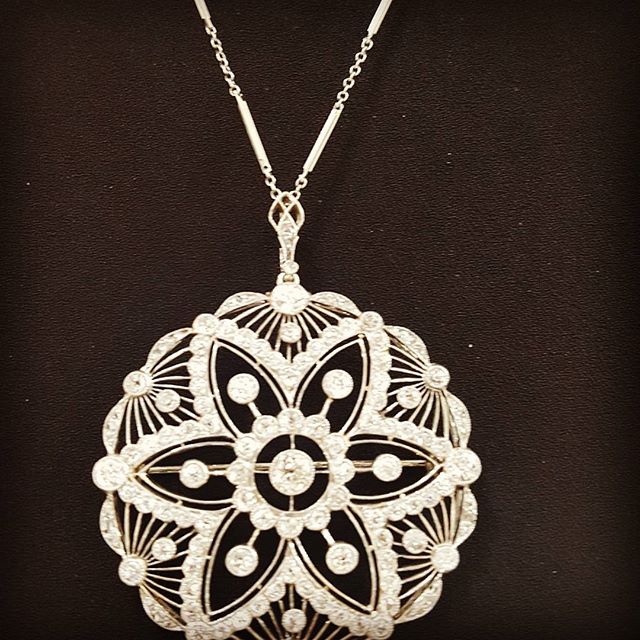 MilesMannBath's tweet photo. Fabulous vintage diamond pendant and brooch. #abbeyfinejewellery #diamonds #preowned #vintage #jewellery #jewelleryblogger #style #berkh https://t.co/wgoCgUFEqB