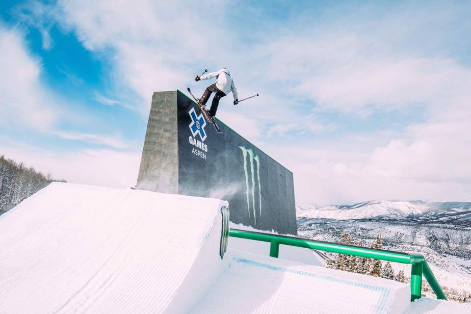 RMCSportExtreme's tweet photo. LIVE - Kelly #Sildaru va tenter de garder son titre en #Slopestyle ! Tess #Ledeux 🇫🇷 vit elle sa première aux #XGames 🎿🔥 !
Vos questions 👇 https://t.co/taDqdkmZAc