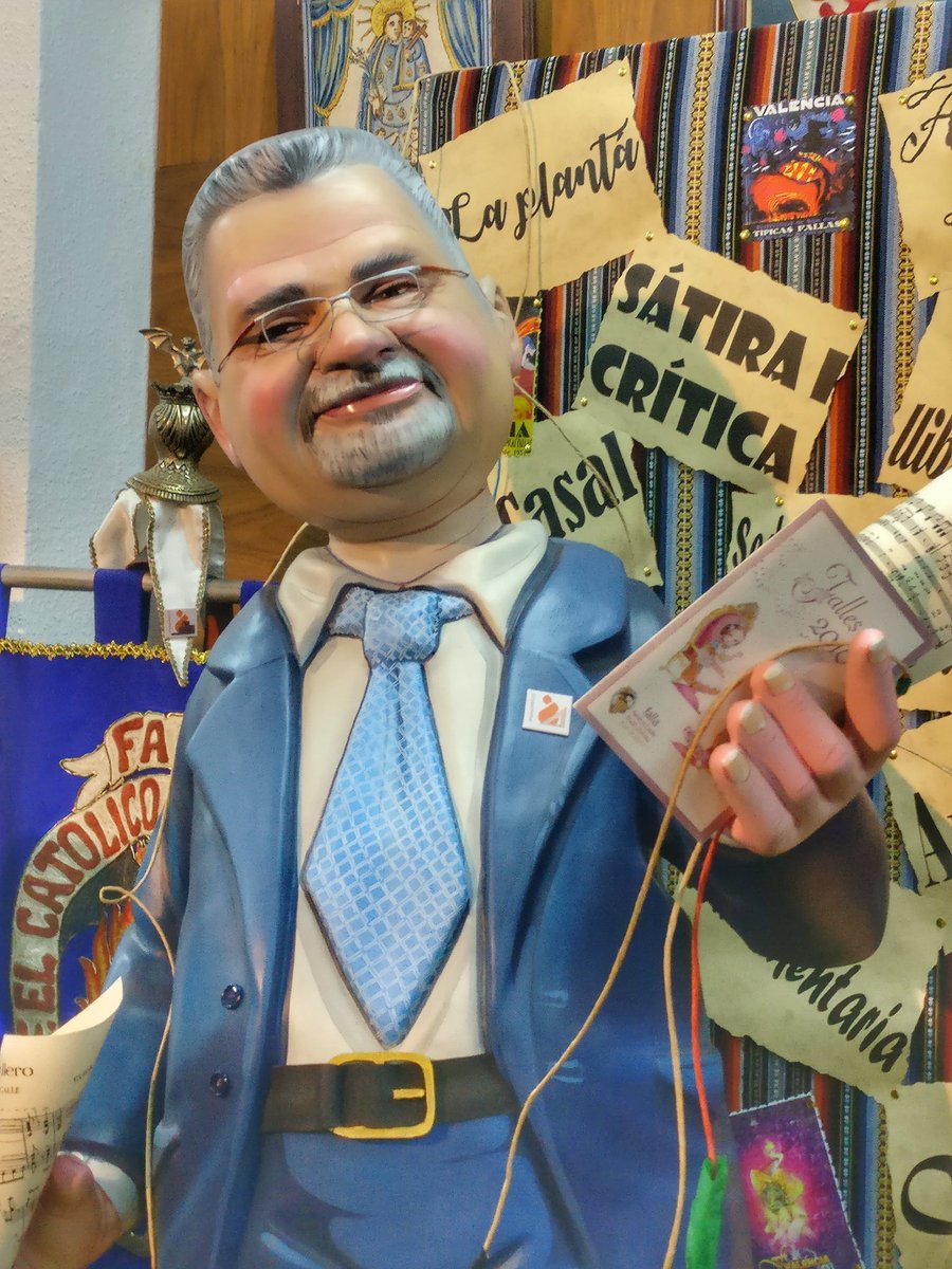 No hay mejor reconocimiento q el d los tuyos! <a href="/FallaJuandeMena/">Falla 99 Valencia</a> agradece a <a href="/JMGuarro/">Jorge M. Guarro 🔥🥘❤️🇪🇸🏳️‍🌈</a> el trabajo #FallesUnesco con este ninot! #JorgeIndultat
