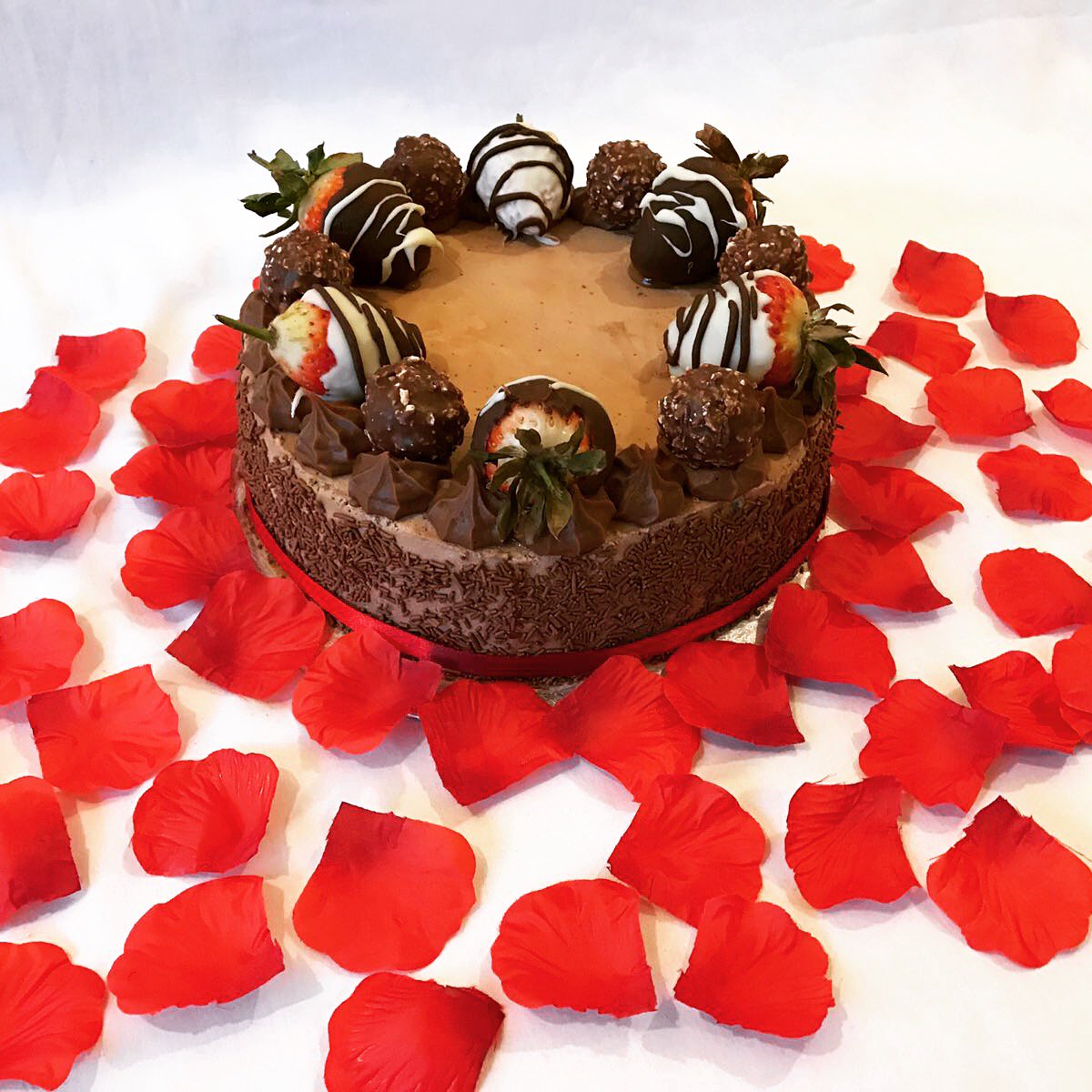shaliscakes's tweet photo. Order now! Valentine's cake 😋 ❤️ #valentines #cupcake #love #heart #valentine #valentinesday #cakes #cake  #shaliscakes #yum #slough https://t.co/nMS1XeI9ry